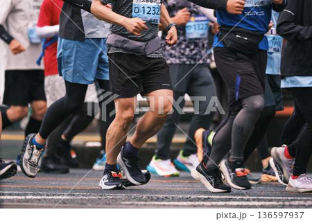 シティーマラソン 下り坂を駆け下りるマラソンランナー シティーマラソン 下り坂を駆け下りるマラソンランナー 136597937
