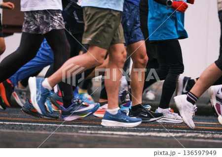 シティーマラソン 下り坂を駆け下りるマラソンランナー シティーマラソン 下り坂を駆け下りるマラソンランナー 136597949