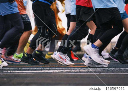 シティーマラソン 下り坂を駆け下りるマラソンランナー シティーマラソン 下り坂を駆け下りるマラソンランナー 136597961