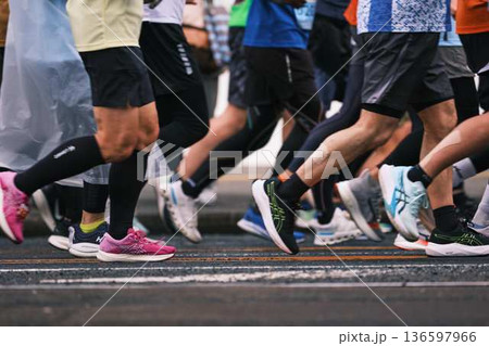 シティーマラソン 下り坂を駆け下りるマラソンランナー シティーマラソン 下り坂を駆け下りるマラソンランナー 136597966
