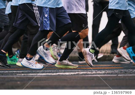 シティーマラソン 下り坂を駆け下りるマラソンランナー シティーマラソン 下り坂を駆け下りるマラソンランナー 136597969