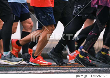 シティーマラソン　下り坂を駆け下りるマラソンランナー 136597972