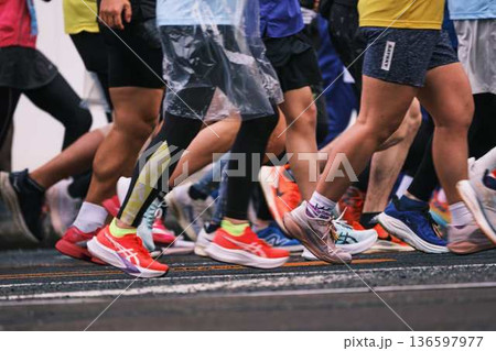 シティーマラソン 下り坂を駆け下りるマラソンランナー シティーマラソン 下り坂を駆け下りるマラソンランナー 136597977