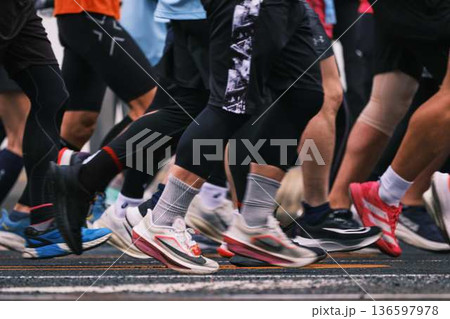 シティーマラソン 下り坂を駆け下りるマラソンランナー シティーマラソン 下り坂を駆け下りるマラソンランナー 136597978