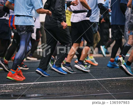 シティーマラソン 下り坂を駆け下りるマラソンランナー シティーマラソン 下り坂を駆け下りるマラソンランナー 136597983