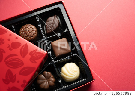 赤い箱に入ったチョコレートの物撮り 赤い箱に入ったチョコレートの物撮り 136597988