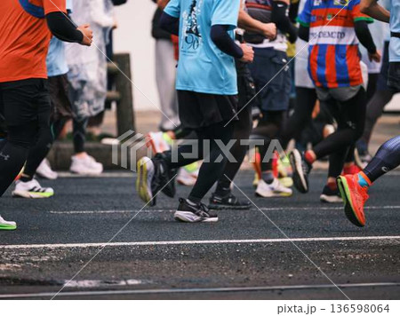 シティーマラソン　下り坂を駆け下りるマラソンランナー 136598064