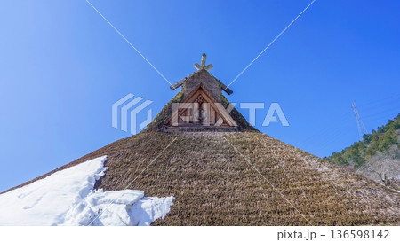 美山かやぶきの里で見た青空に映える日本の伝統的な茅葺き屋根と残雪の風景 美山かやぶきの里で見た青空に映える日本の伝統的な茅葺き屋根と残雪の風景 136598142