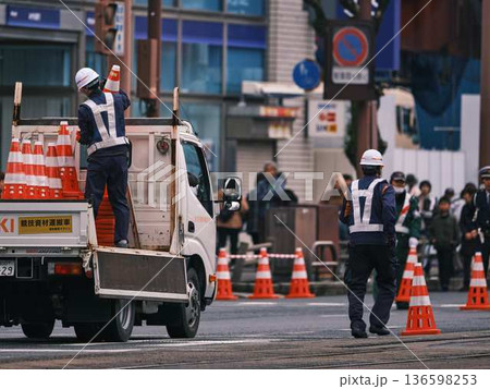 交通整理をする警察官 136598253