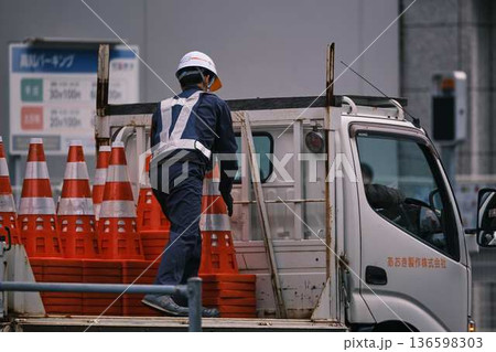 交通整理をする警察官 136598303