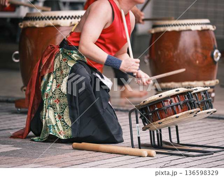 よさこいで和太鼓を叩く 136598329