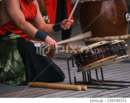 よさこいで和太鼓を叩く 136598331