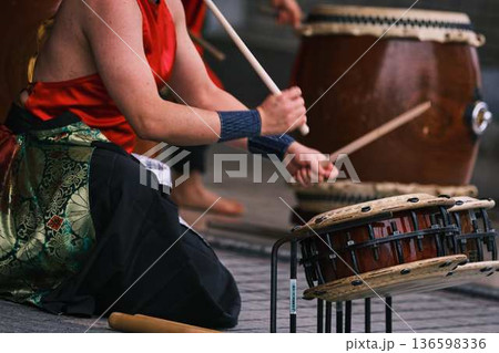 よさこいで和太鼓を叩く 136598336