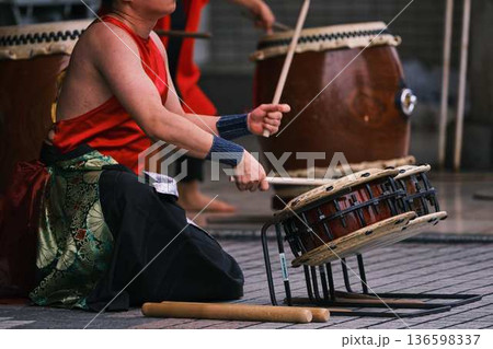 よさこいで和太鼓を叩く 136598337