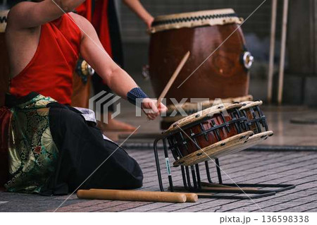 よさこいで和太鼓を叩く 136598338