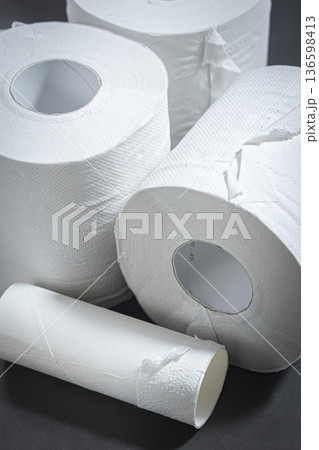 トイレットペーパー 136598413