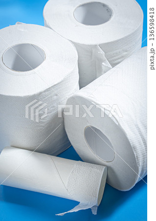 トイレットペーパー 136598418