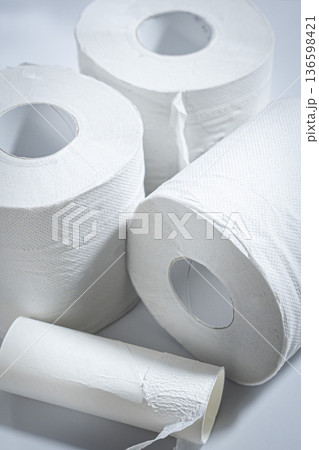 トイレットペーパー 136598421
