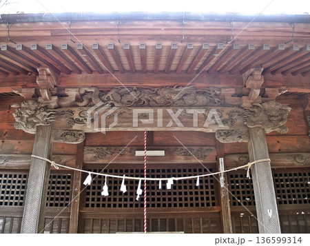 高根神社(2013.4.1) 正面 欄間部分の彫り物と筆で描いたと思える絵柄も神秘的で美しいです 136599314