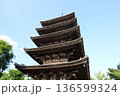 青空に映える五重塔 136599324