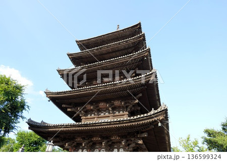 青空に映える五重塔 136599324