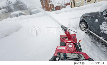 除雪機を使用する主観映像(POV撮影) 除雪機を使用する主観映像(POV撮影) 136599461