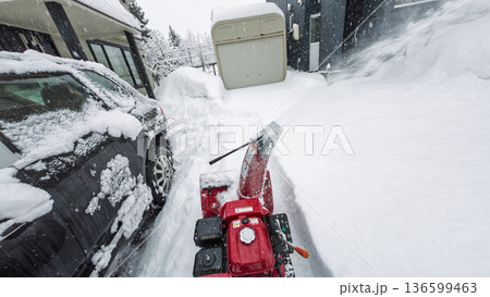 除雪機を使用する主観映像（POV撮影） 136599463