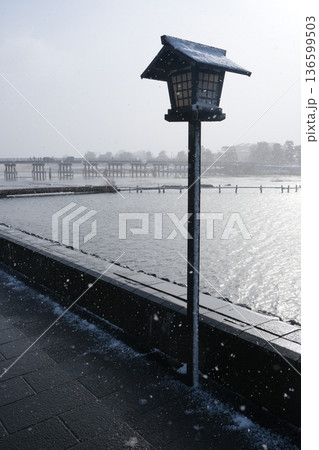 冬の灯篭と渡月橋 136599503