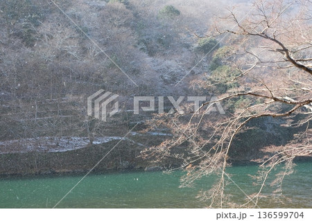 雪降る大堰川の風景 136599704