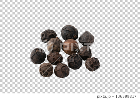透明背景上的整顆黑胡椒（png） 136599817