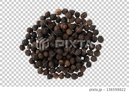 透明背景上的整顆黑胡椒（png） 136599822