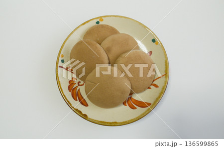 沖縄の伝統菓子タンナファークルーとやちむんの器/Tannafakuru on Yachimun po 136599865