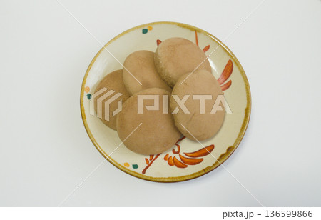 沖縄の伝統菓子タンナファークルーとやちむんの器/Tannafakuru on Yachimun po 沖縄の伝統菓子タンナファークルーとやちむんの器/Tannafakuru on Yachimun po 136599866