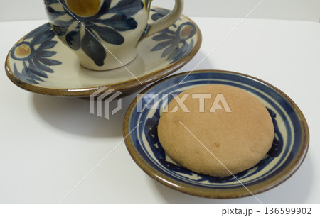 沖縄の伝統菓子タンナファークルーとやちむんの器/Tannafakuru on Yachimun po 沖縄の伝統菓子タンナファークルーとやちむんの器/Tannafakuru on Yachimun po 136599902