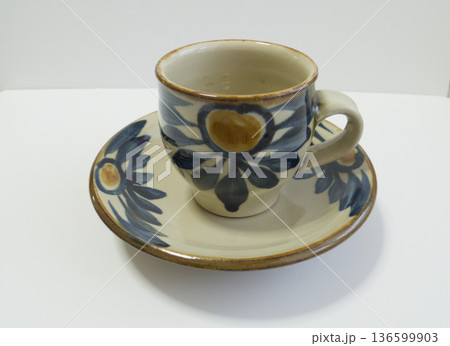 沖縄の伝統菓子タンナファークルーとやちむんの器/Tannafakuru on Yachimun po 136599903