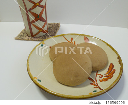 沖縄の伝統菓子タンナファークルーとやちむんの器/Tannafakuru on Yachimun po 136599906