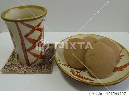 沖縄の伝統菓子タンナファークルーとやちむんの器/Tannafakuru on Yachimun po 沖縄の伝統菓子タンナファークルーとやちむんの器/Tannafakuru on Yachimun po 136599907