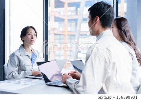 エンジニア　作業員　ミーティング　会議 136599931