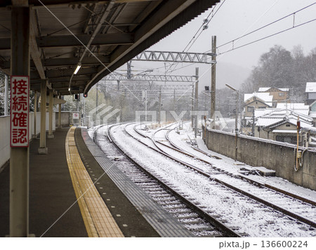 雪が積もる能勢電鉄山下駅の風景 136600224