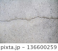 ひび割れたコンクリート 136600259