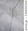 ひび割れたコンクリート 136600260