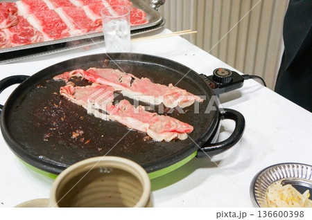 家庭用のホットプレートでやる焼き肉の様子 136600398
