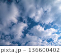 青空に浮かぶ雲 136600402