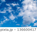 青空と白い雲 136600417