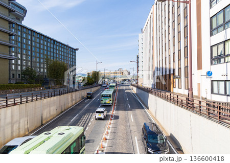 京都駅周辺の町並み(堀川通) 京都駅周辺の町並み(堀川通) 136600418