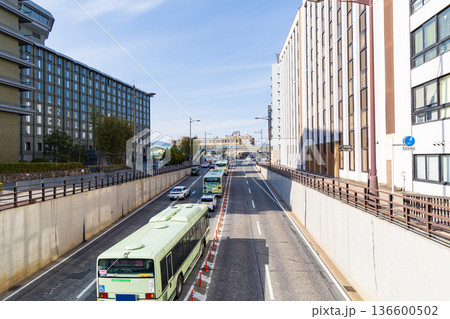 京都駅周辺の町並み(堀川通) 京都駅周辺の町並み(堀川通) 136600502