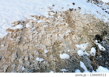 雪の積もった「1月の登別地獄谷」ゴツゴツとした山肌 雪の積もった「1月の登別地獄谷」ゴツゴツとした山肌 136600513