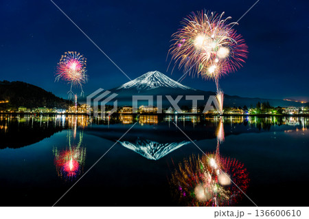 河口湖冬花火　湖面に映る富士山と花火 136600610