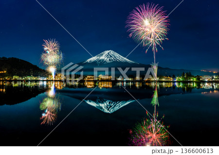 河口湖冬花火 湖面に映る富士山と花火 河口湖冬花火 湖面に映る富士山と花火 136600613