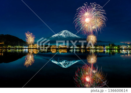 河口湖冬花火　湖面に映る富士山と花火 136600614
